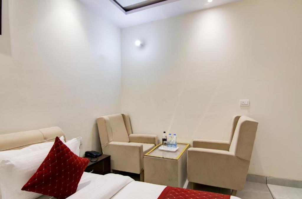 Hotel Roma Deluxe - New Delhi Railway Station 외부 사진